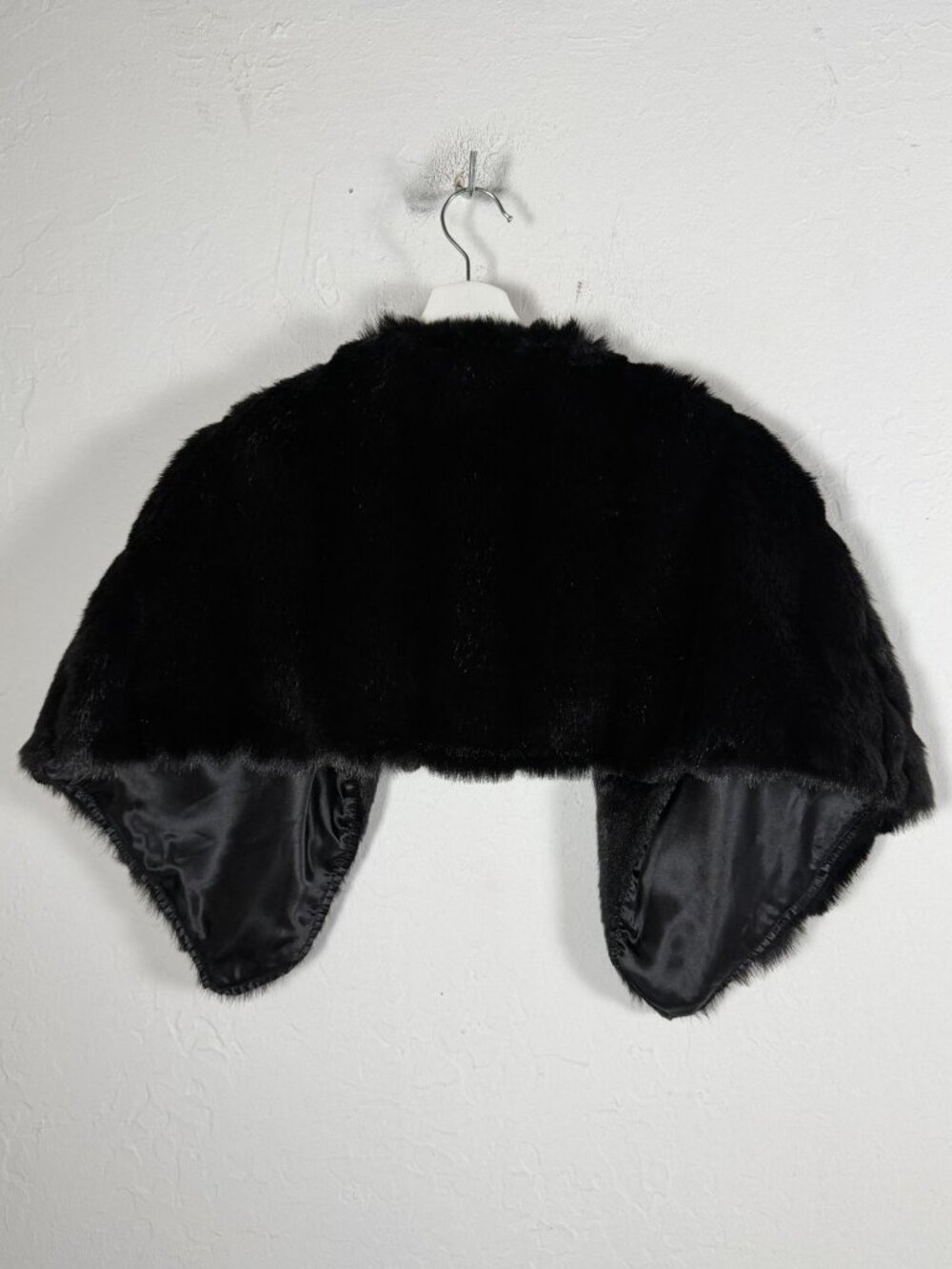 Cache Faux Fur Shawl Womens S/M Black Capelet Shrug Wrap Poncho Evening Winter - Picture 2 of 7